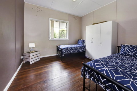 A Reel Teal - Inverell Accommodation 2