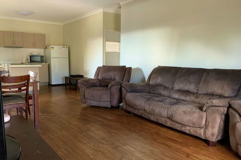 Stay On Sullivan - Inverell Accommodation 7