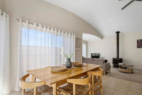 DRIFTWOOD VILLA Free Wifi Walk To Beach - Inverell Accommodation 6