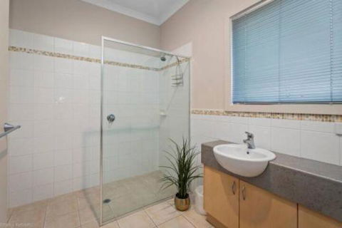 DRIFTWOOD VILLA Free Wifi Walk To Beach - Inverell Accommodation 2