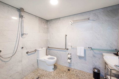 Stylish Studio With Balcony - Inverell Accommodation 6