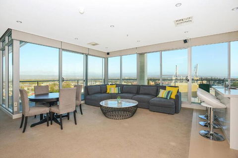 Glenelg Skyline Penthouse WiFi - Inverell Accommodation 7