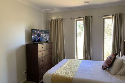 Apple House - Inverell Accommodation 6