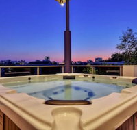 Darwin City Lights Jacuzzi - Inverell Accommodation