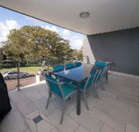 3 Bedroom Apartment Oasis Unit 3 / 5