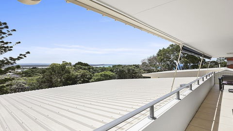 A Stylish Apartment With Noosa Views! Unit 6 Yaringa 29 Noosa Drive - Inverell Accommodation 4