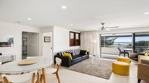 A Stylish Apartment With Noosa Views! Unit 6 Yaringa 29 Noosa Drive - Inverell Accommodation 2