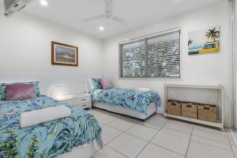 A Stylish Apartment With Noosa Views! Unit 6 Yaringa 29 Noosa Drive - Inverell Accommodation 3