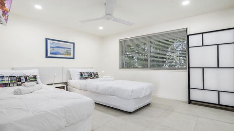 A Stylish Apartment With Noosa Views! Unit 6 Yaringa 29 Noosa Drive - Inverell Accommodation 1