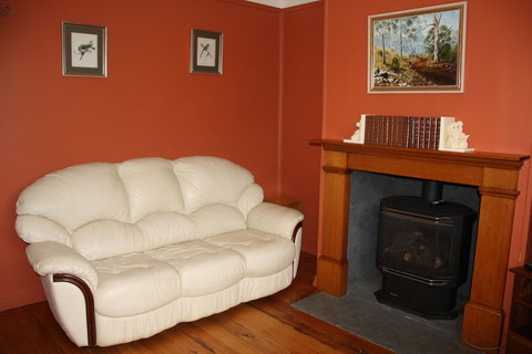 Westbury Gingerbread Cottages - Inverell Accommodation 3
