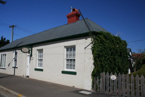 Westbury Gingerbread Cottages - Inverell Accommodation 1