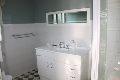 Westbury Gingerbread Cottages - Inverell Accommodation 6