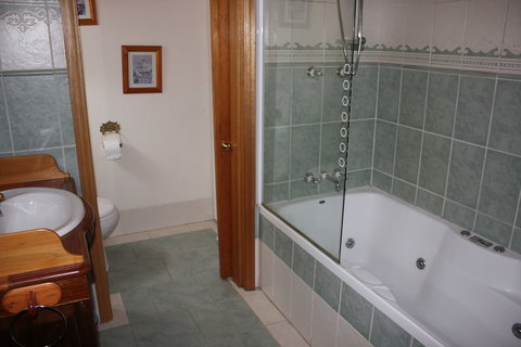 Westbury Gingerbread Cottages - Inverell Accommodation 2