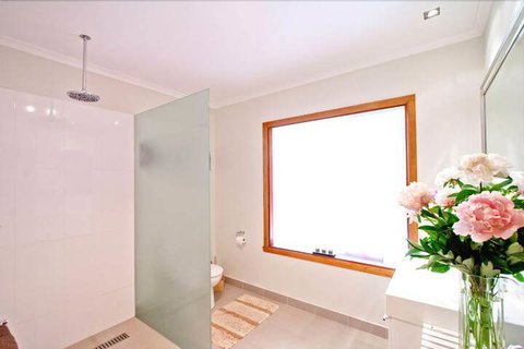 Adriennes Country Retreat - Inverell Accommodation 5