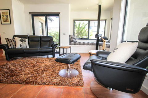 Avignon In Bright - Inverell Accommodation 5