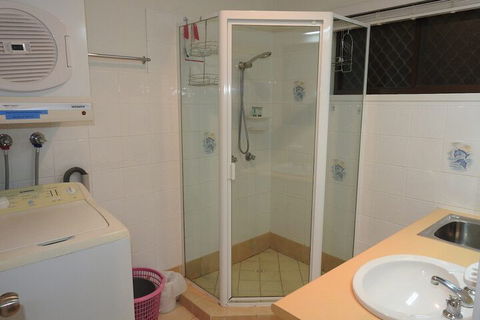 Immaculate First Floor Waterfront Unit Welsby Pde Bongaree - Inverell Accommodation 4