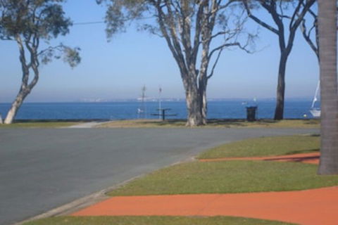 Immaculate First Floor Waterfront Unit Welsby Pde Bongaree - Inverell Accommodation 0