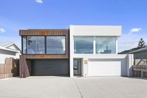 Apollo Bay Beach House - Inverell Accommodation 0
