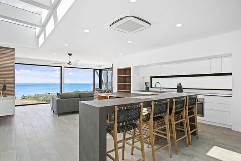 Apollo Bay Beach House - Inverell Accommodation 4