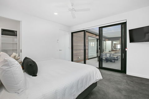 Apollo Bay Beach House - Inverell Accommodation 3