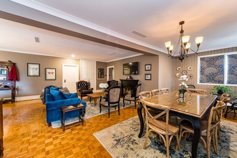 Hedge House- Luxury Space Style Location - Inverell Accommodation 3