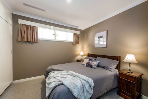 Hedge House- Luxury Space Style Location - Inverell Accommodation 6