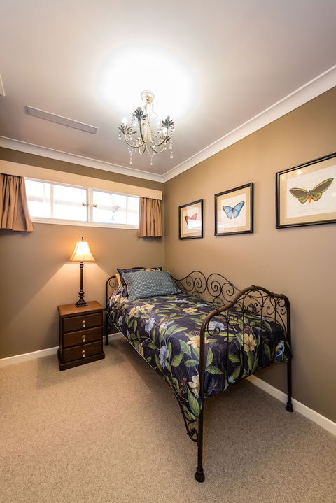 Hedge House- Luxury Space Style Location - Inverell Accommodation 4