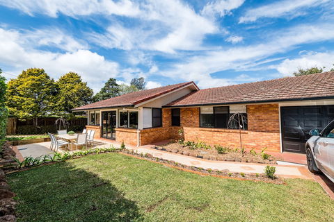 Hedge House- Luxury Space Style Location - Inverell Accommodation 0