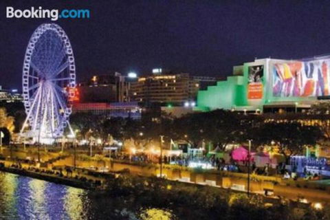 3br Stylish Apt CBD River & City Views SpaSaunaPoolWIFINetflix - Inverell Accommodation 3