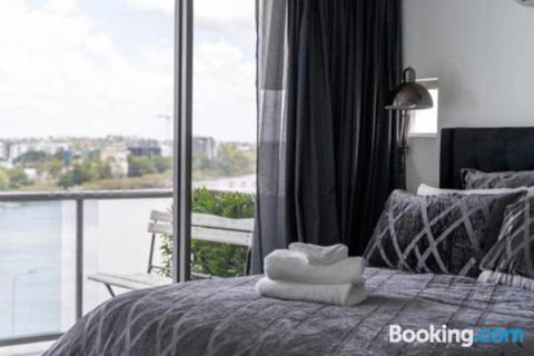 3br Stylish Apt CBD River & City Views SpaSaunaPoolWIFINetflix - Inverell Accommodation 6
