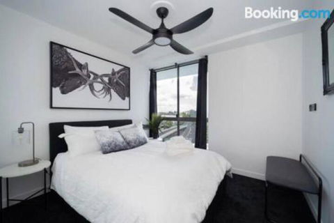 3br Stylish Apt CBD River & City Views SpaSaunaPoolWIFINetflix - Inverell Accommodation 5
