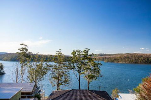 Home On The Water 21 Evans St. Lake Conjola - Inverell Accommodation 1
