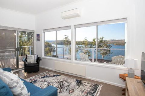 Home On The Water 21 Evans St. Lake Conjola - Inverell Accommodation 3