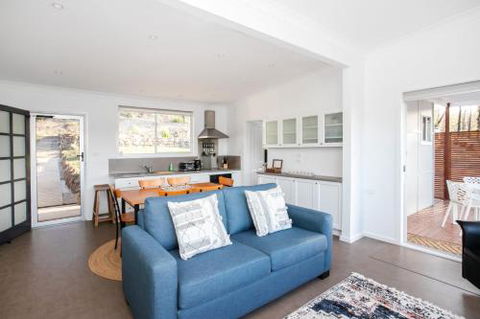 Home On The Water 21 Evans St. Lake Conjola - Inverell Accommodation 4