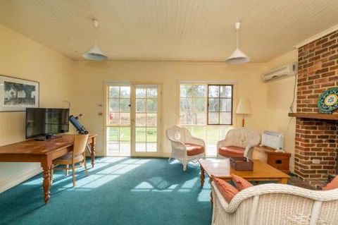 Acheron Valley Lakefront Cottages - Inverell Accommodation 6
