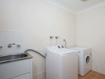 Lagoons Estate 6 Dowling Street - Inverell Accommodation 1