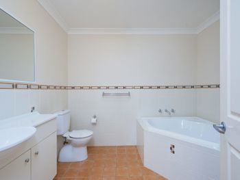 Lagoons Estate 6 Dowling Street - Inverell Accommodation 5