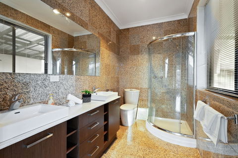 Villa De Marseilles - Melbourne - Inverell Accommodation 2