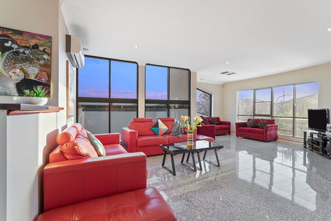 Villa De Marseilles - Melbourne - Inverell Accommodation 5