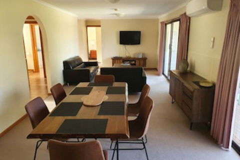 Annies Holiday Units - Inverell Accommodation 0