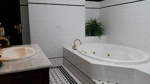 Petersons Armidale Winery & Guesthouse - Inverell Accommodation 5