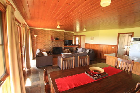 Apollo Bay Cottages - Inverell Accommodation 3