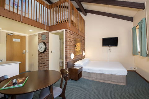 Alpine Gables - Inverell Accommodation 6