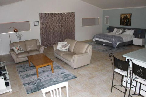 Granite Gardens Cottages & Lake Retreat - Inverell Accommodation 5