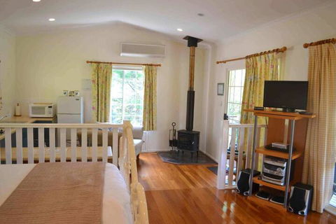 Granite Gardens Cottages & Lake Retreat - Inverell Accommodation 3