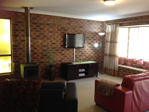 Shady Trees Barrington Holiday House - Inverell Accommodation 2