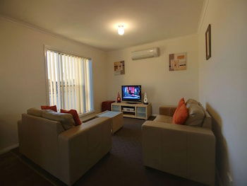 DBJ Holiday Units - Inverell Accommodation 5