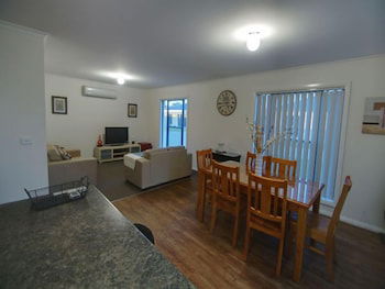 DBJ Holiday Units - Inverell Accommodation 2