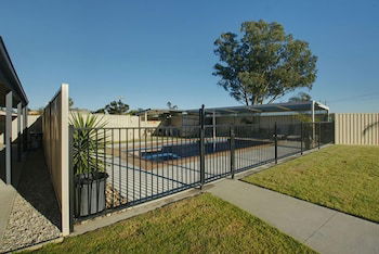DBJ Holiday Units - Inverell Accommodation 0