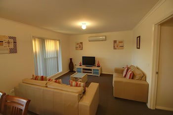 DBJ Holiday Units - Inverell Accommodation 4